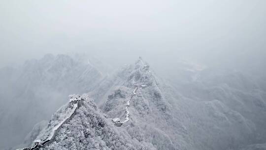 航拍下雪箭扣长城