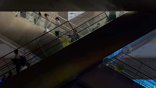 高铁站扶梯上下的旅客