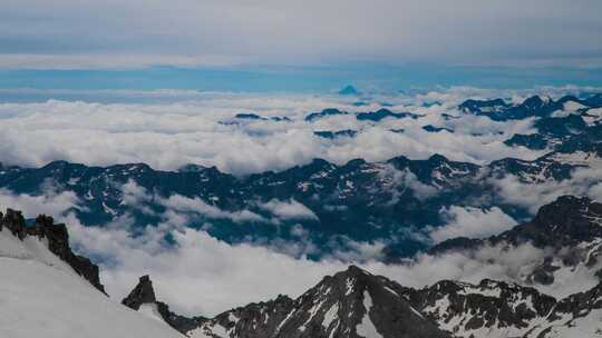 欧洲阿尔卑斯山上空的云层运动