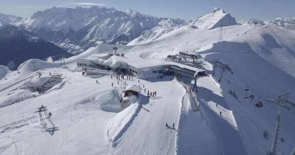 雪山滑雪场鸟瞰全景