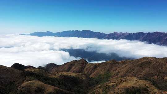 春天阳光下桂林天湖群山间的云海