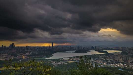 城市乌云压顶暴风雨