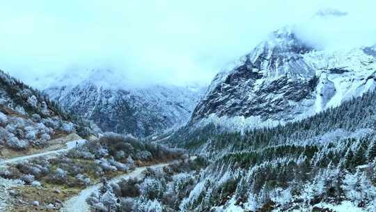 云雾缭绕的雪山自然风光全景