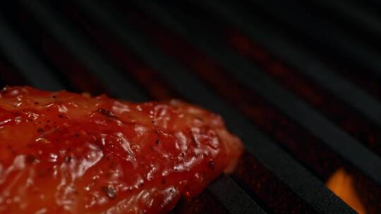 烤架上的鸡胸肉视频素材模板下载