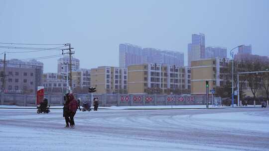 城市街道人文下雪雪景视频素材模板下载