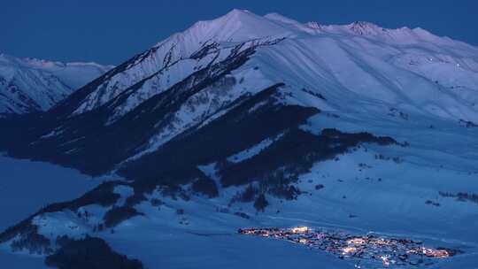 新疆阿勒泰冬季禾木村蓝调震撼航拍风景夜景