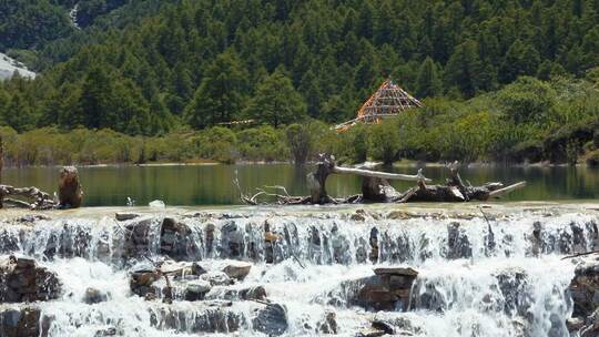 川西稻城树林景区经幡湖泊流动溪流河水