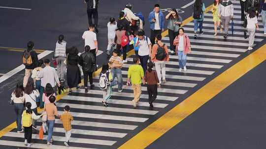 繁华街道路口斑马线人群过马路