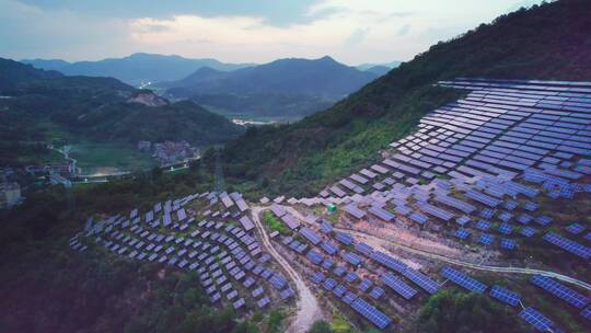 航拍山坡光伏太阳能发电场