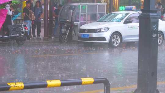 城市下暴雨下雨天雨季汽车人流街道街头街景