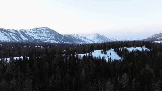 航拍新疆冬季喀纳斯湖雪景雪山森林冰河寒冷