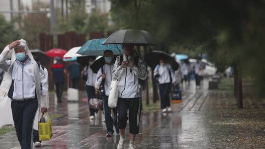 学生上学 家长接送孩子 雨天上学