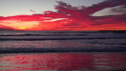 血红的日落照亮了南加州的海滩