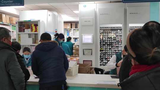 医院药房排队拿药患者