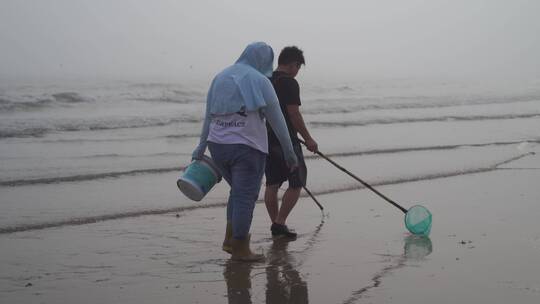渔民赶海挖海鲜贝类沙滩海边退潮捕鱼生活视频素材模板下载