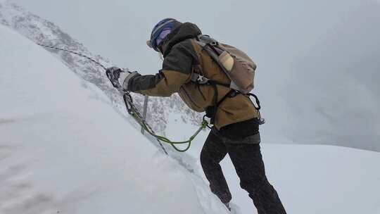 风雪中攀登四川贡嘎山区贡巴峰的登山者