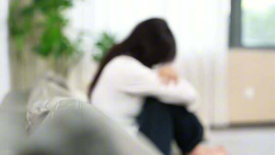 白衣女子悲伤难过失落