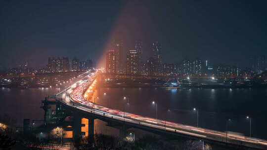 夜晚的跨江大桥延时摄影