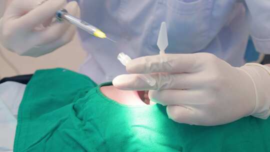 牙医为患者在口腔内注射麻药空镜
