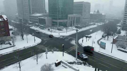 天津城市雪景中街道交通景象