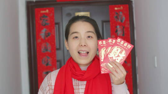 亚洲中国人女性家门口拜年新年快乐