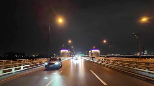 城市夜晚开车第一视角汽车窗外沿途风景马路