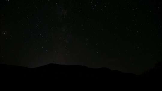 星空。暗夜中闪烁的星星。夜空中漂浮的光云