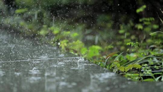 室外下雨