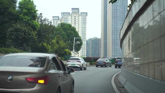 汽车行驶在城市道路车流交通车辆车窗外风景