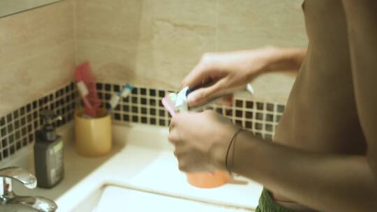 男人洗脸刷牙