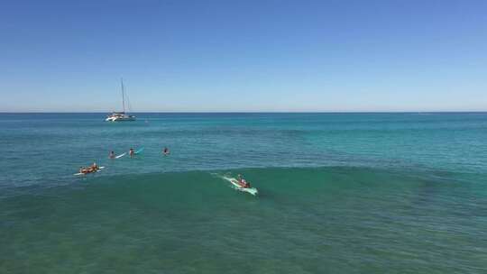 一个女人在海上冲浪