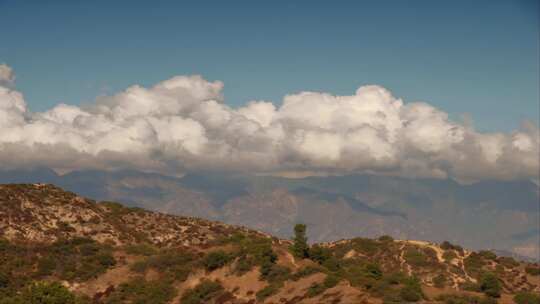 延时拍摄移云层在山脉上翻腾