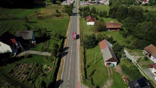 4k农村笔直道路上消防车的空中射击