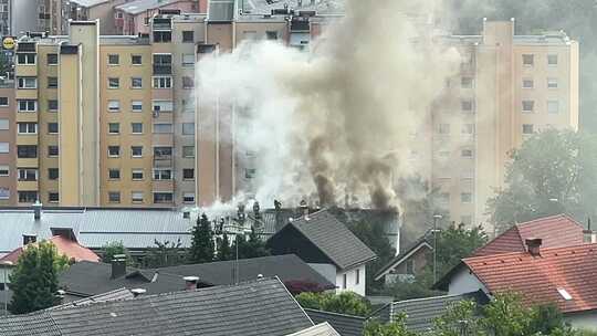 太阳能屋顶板着火了。光伏板着火了。