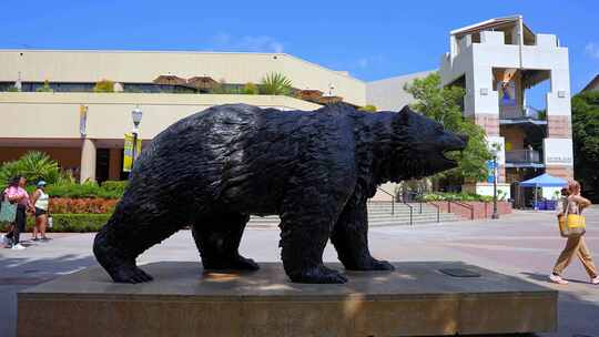 加州大学洛杉矶分校校园的青铜布鲁因雕塑，建筑和学生四处走动