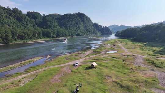 自驾河边草地露营野炊