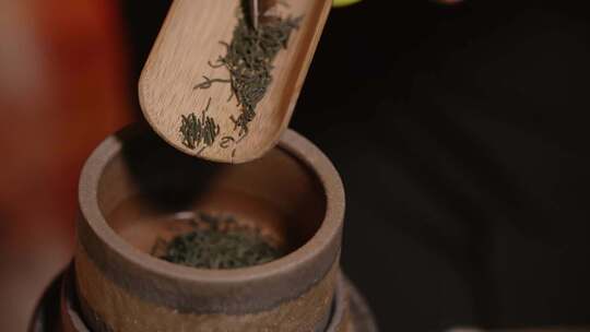 木勺倒茶叶入陶罐