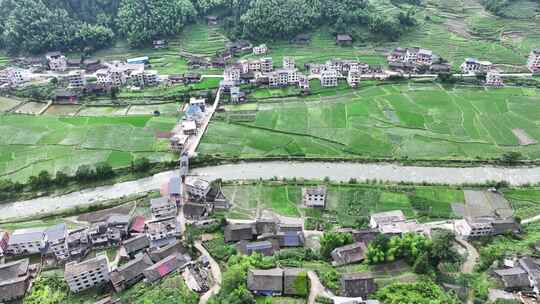 俯瞰乡村风光，水田房屋交错的景象