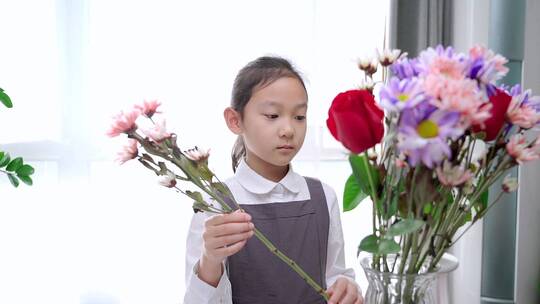 午后在阳光下修剪插花的中国女孩