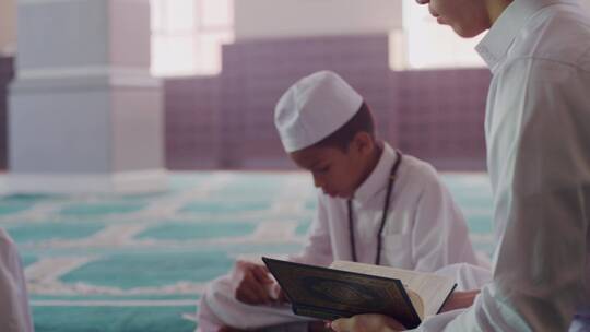 清真寺里读书的孩子