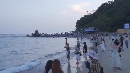 北海冠头岭海边人群日落海浪