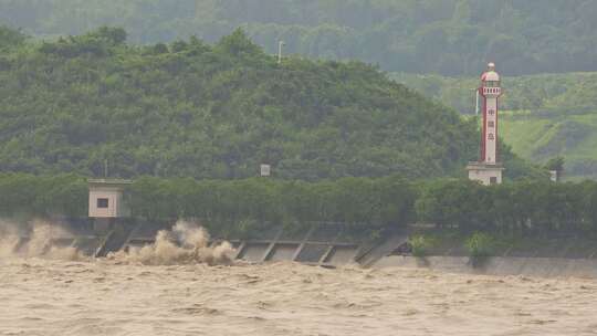 洪水过境拍打岸边堤坝实拍升格视频