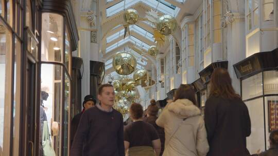 伦敦伯灵顿拱廊购物区圣诞装饰品和人群