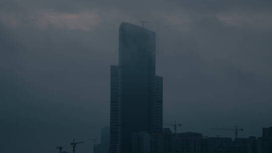 城市大厦在云雾中显现