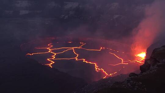 火山爆发岩浆流入湖视频素材模板下载