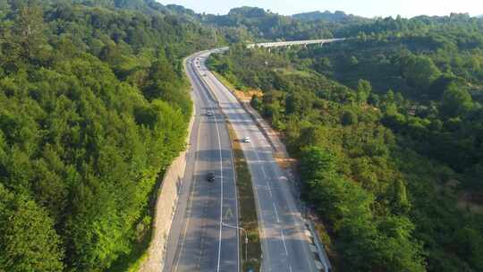 航拍山林间公路及行驶汽车