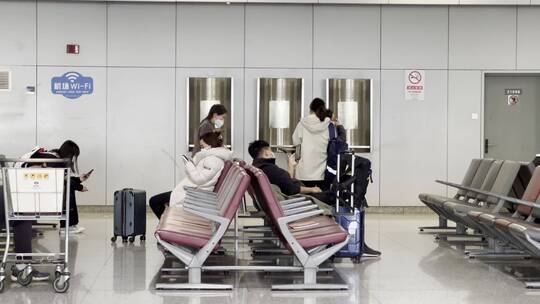 北京首都机场T2航站楼旅客候机检票登机视频素材模板下载
