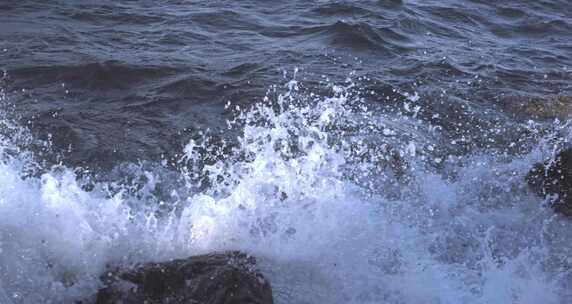 大海海浪拍打岩石浪花水花四溅超慢镜头