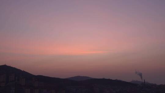 黎明前粉色天空远山日出东方