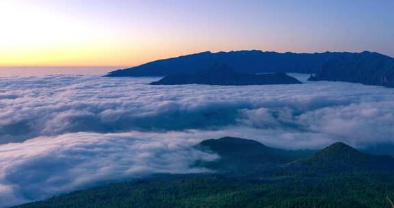 加那利群岛拉帕尔马岛日落时的云海。
从Birigoyo火山的顶部看。